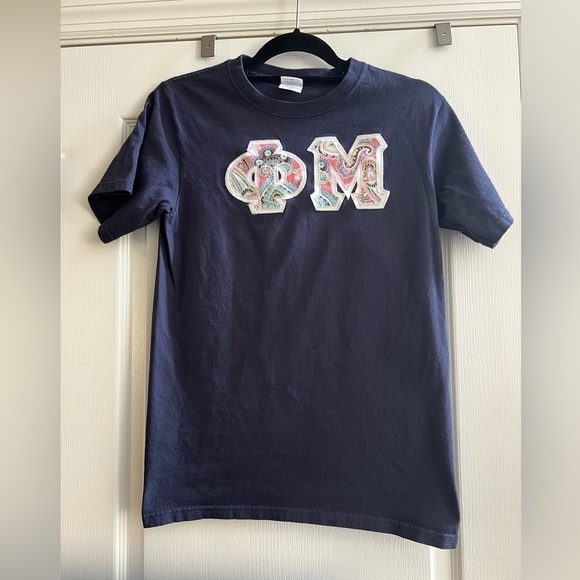 Phi Mu Stitched Paisley Letter Short Sleeve Navy T shirt. Size S - Picture 1 of 4